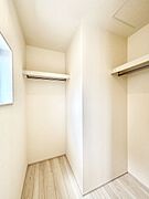 ウォークインクローゼット付きで生活空間を広く利用できます。