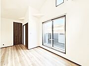 大きな窓からたっぷりの陽光と風を感じられるリビング