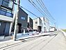 外観：前面道路はきちんと整備されています  