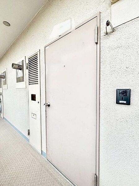 シンプルで落ち着いた雰囲気の玄関周り　