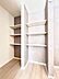 設備：キッチン横収納！食材のストックはもちろん、日用品の収納など使い方はいろいろ！  