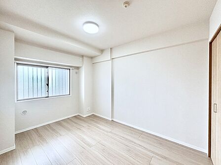 窓からのやさしい光が心地よいプライベートルーム