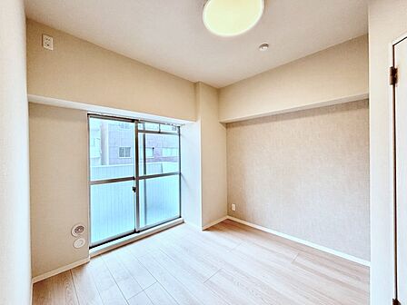 窓からのやさしい光が心地よいプライベートルーム  