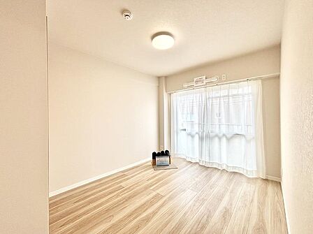 バルコニーが開放感をプラスしてくれる洋室