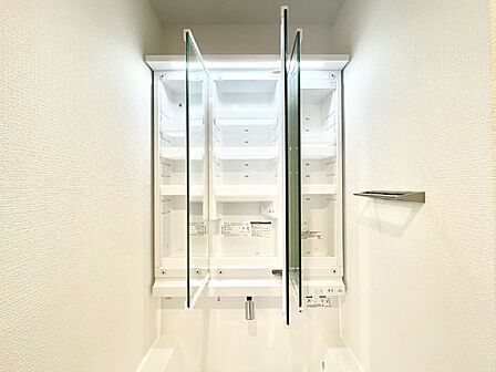 三面鏡の裏に、化粧品や衛生用品などを収納可能。洗面台をすっきりと保ちます!