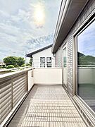 暖かな陽光が降り注ぐバルコニーはお洗濯におすすめ。爽やかな風も心地よいです。 