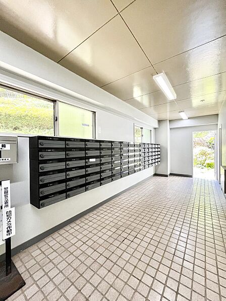 ポストはエントランス内にあるので雨に濡れず郵便が受け取れますね!