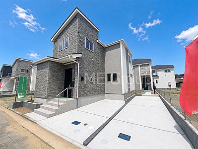 外観：堂々完成！たっぷりの陽光と開放感に包まれる明るい住まい。 