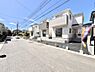 外観：前面道路はきちんと整備されています  