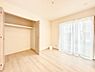 室内：リビング隣接の洋室は個室としても利用できます
