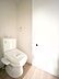 トイレ：トイレは1階と2階それぞれに配置されていてとても便利です。 