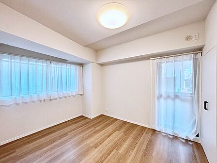 2面採光の洋室。窓から入り込む陽光がお部屋全体を優しく包み込みます!