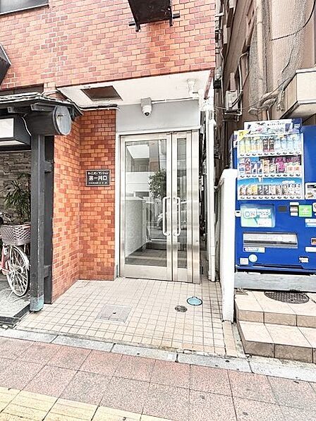落ち着いた雰囲気のエントランス