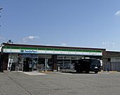 ファミリーマートまで車で約3分