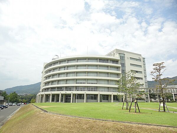 画像16:私立安田女子大学（821m）