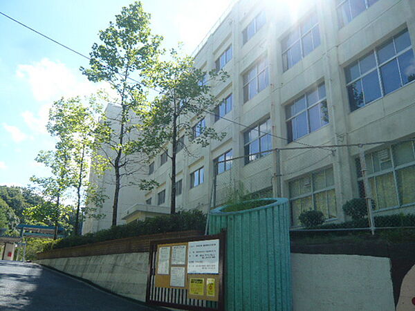 画像18:中学校「広島市立伴中学校まで942ｍ」