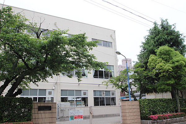 画像20:小学校「広島市立神崎小学校まで533ｍ」