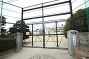 小学校「広島市立八幡小学校まで609ｍ」