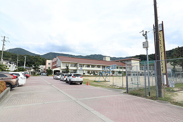 画像18:中学校「広島市立矢野中学校まで2352ｍ」