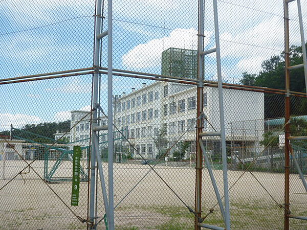 画像6:小学校「広島市立早稲田小学校まで950ｍ」