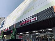 ドラックストア「クスリ岩崎チェーン東千田店まで961ｍ」