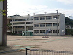 画像18:小学校「広島市立中山小学校まで132ｍ」