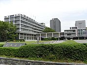 役所「広島県庁まで2390ｍ」