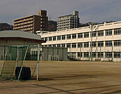 小学校「広島市立中山小学校まで532ｍ」