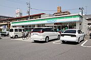 コンビニ「ファミリーマート南観音町店まで323ｍ」