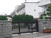 中学校「広島市立二葉中学校まで931ｍ」