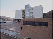 小学校「広島市立みどり坂小学校まで800ｍ」
