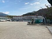 小学校「呉市立昭和中央小学校まで1266ｍ」