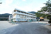 小学校「呉市立安浦小学校まで1213ｍ」