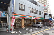 コンビニ「セブンイレブン観音本町店まで3ｍ」