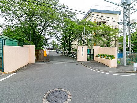 八王子市立椚田中学校迄830ｍ