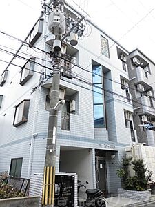 外観：寝屋川市駅徒歩圏内の綺麗なマンションです。