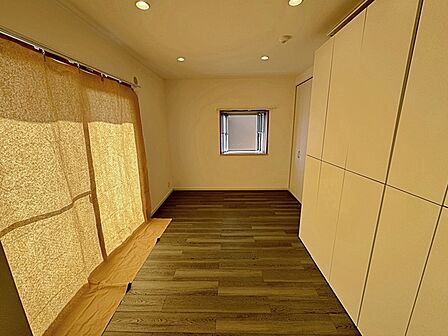 大きな窓のあるリビングは、陽光あふれる明るい空間です。居心地良く、ご家族皆がゆったり寛げる憩いの空間となりそうです