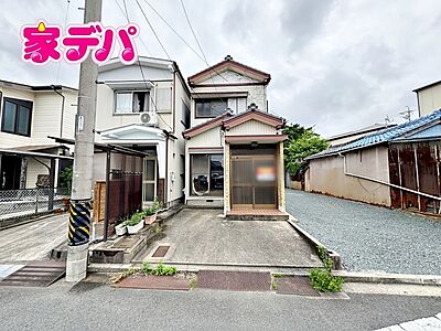 外観：小・中学校が近く、お子様の通学も安心立地！スーパーやコンビニが近く便利な住環境！現地見学などお気軽にお問い合わせ下さい！