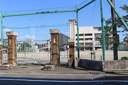 新川小学校(870m)