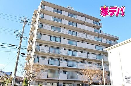 幅広い世代に暮らしやすい和室付きの間取り。角部屋で日当たり良好!全居室収納完備の「3LDK」です!バス停「小松」まで徒歩4分で交通アクセス良好。お問い合わせは「家デパ」まで。お待ちしております。