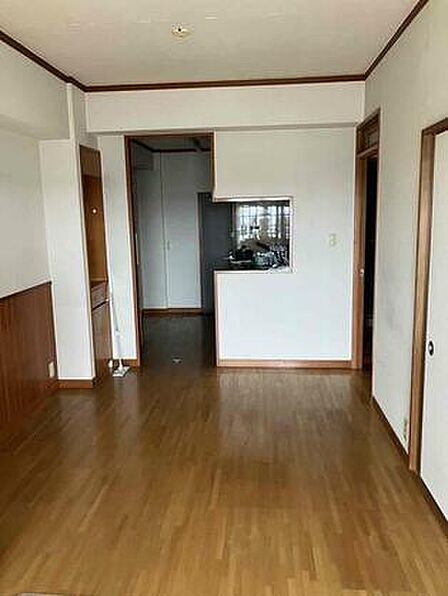 大きな窓から柔らかな光が降り注ぎ、明るさが室内の奥まで行き渡ります。