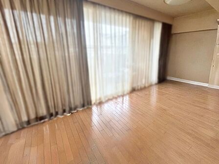 【リビング約17.4帖】 大きな窓から柔らかな光が降り注ぎ、明るさが室内の奥まで行き渡ります。