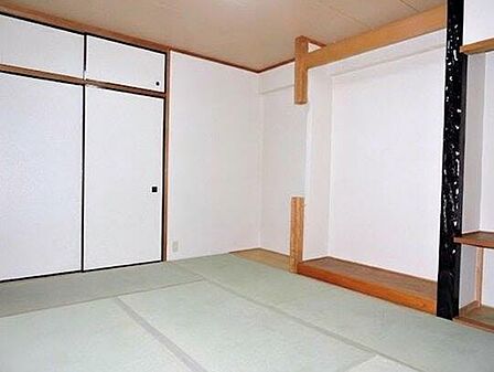 ゆったりとくつろげる和室！お子様の遊び場や家族団らんのスペースになりそうですね！ 