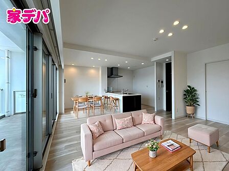 【リビング約19.3帖】 ※掲載の家具・小物はCGによるイメージです。実際の販売価格には含まれておりません。 ソファやダイニングセットを配置してもゆとりあるレイアウトが可能です。