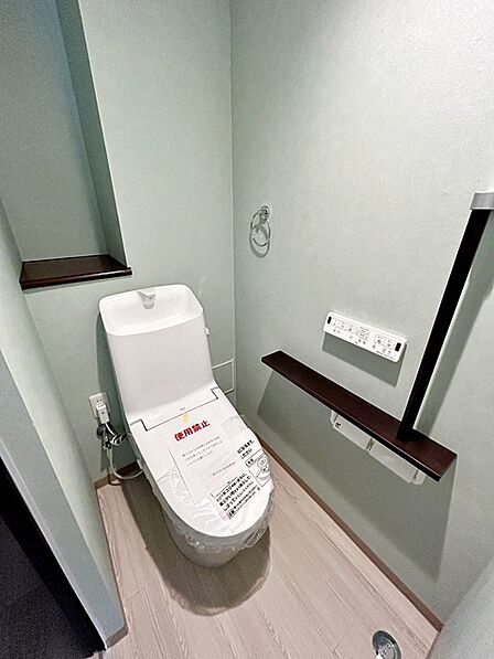 【トイレ】 温水洗浄便座付きで、日常的に快適にお使いいただけるトイレです。窓があるため換気もしやすく、空気の入れ替えがスムーズに行えるのもポイント。