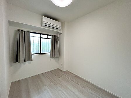 【洋室】 腰窓を採用した洋室で、家具やデスクの配置がしやすくレイアウトの自由度が高いのが特徴です。子供部屋や書斎としても使いやすく、日差しを取り込みながら快適にお過ごしいただけます!