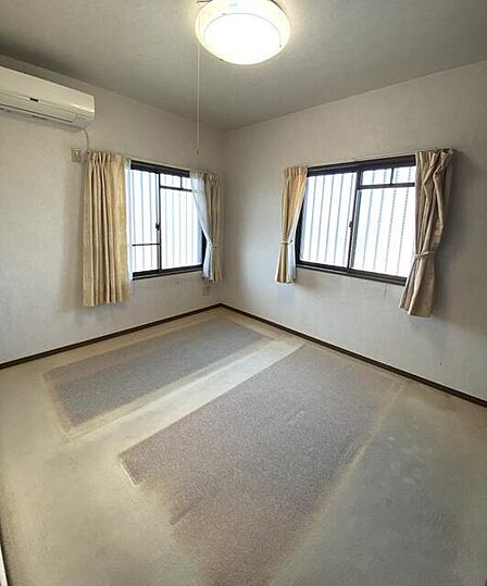 2面採光で、晴れの日の日中は自然光がしっかりと差し込み、明るく心地よい室内です。窓を開ければ風通しも良く、気持ちの良い風が入り込むため、日々の生活に快適さを感じられるお部屋です!