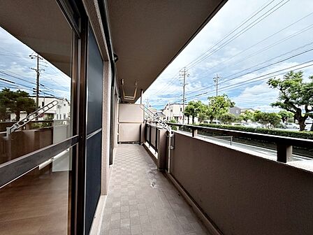 【バルコニー】 2部屋から出入りが可能なバルコニーで、日当たりの良さも魅力です。洗濯物や布団干しにも使いやすく、室内からの動線もスムーズ。