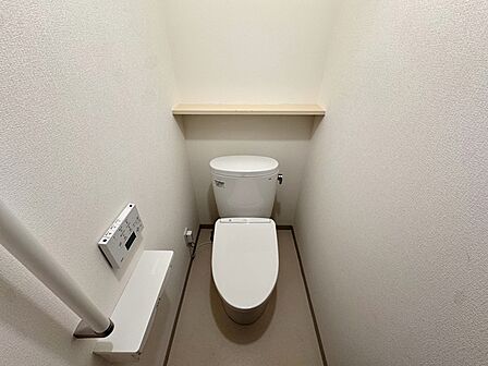 【トイレ】 シャワー付きトイレを備えており、快適にお使いいただけます。清潔に使いやすく、お手入れもしやすい仕様で、毎日気持ちよくお使いいただけます。
