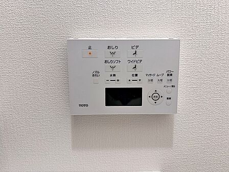 シャワートイレのリモコンでは、おしり・ビデなどの洗浄操作や、洗浄位置・水勢・温度の調整、便器の洗浄などができます。